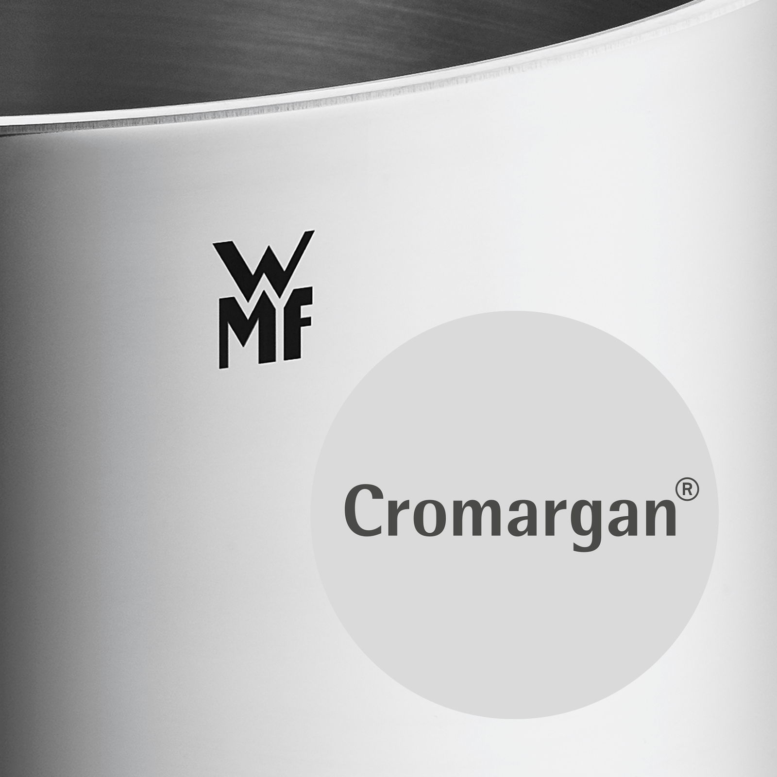 Nahaufnahme eines Topfes aus Cromargan® Edelstahl mit WMF-Logo.