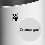 Nahaufnahme eines Topfes aus Cromargan® Edelstahl mit WMF-Logo.