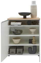 Kommode mit geöffneter Tür, zeigt dekorative Gegenstände und Bücher auf den Regalböden, Perspektive von vorne