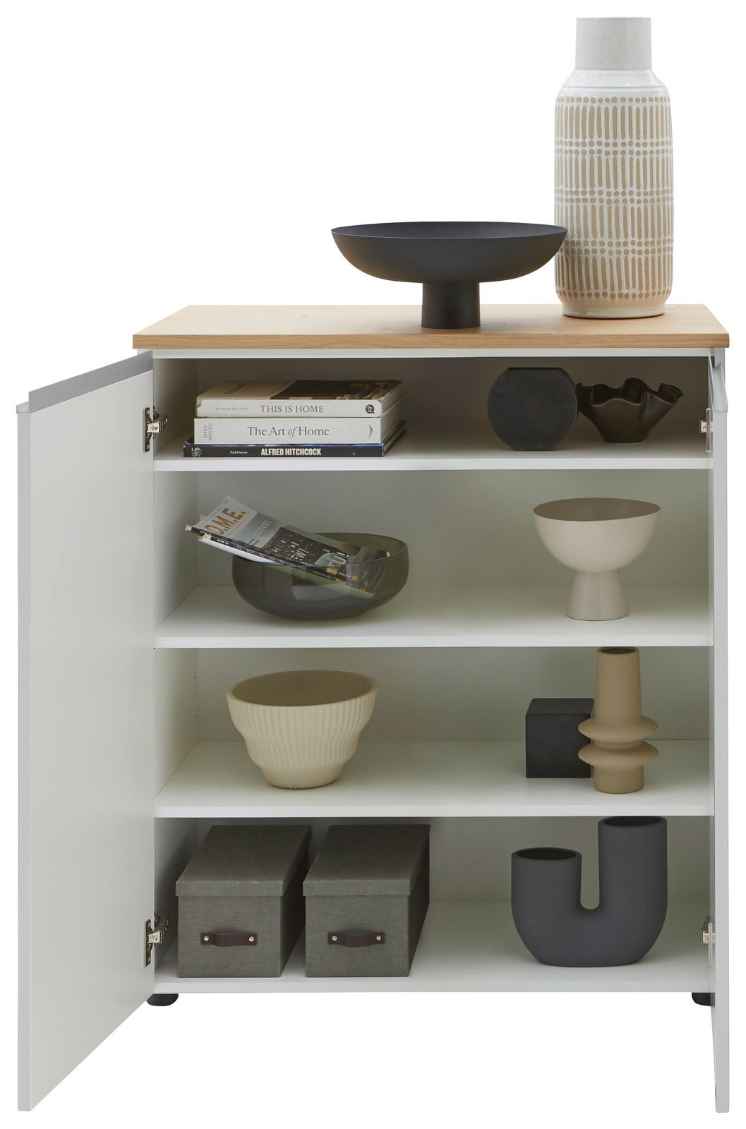 Kommode mit geöffneter Tür, zeigt dekorative Gegenstände und Bücher auf den Regalböden, Perspektive von vorne