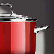 Roter Kochtopf mit glänzendem Deckel und Griffen, seitliche Perspektive