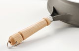 Nahaufnahme des Holzgriffs einer Schmorpfanne Bonanza 24cm, seitliche Perspektive