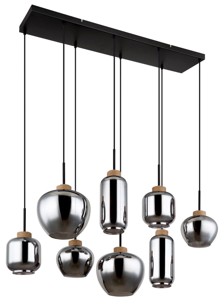 Moderne Hängeleuchte mit sieben unterschiedlich geformten, metallisch glänzenden Lampenschirmen, von unten betrachtet.