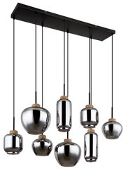 Moderne Hängeleuchte mit sieben unterschiedlich geformten, metallisch glänzenden Lampenschirmen, von unten betrachtet.