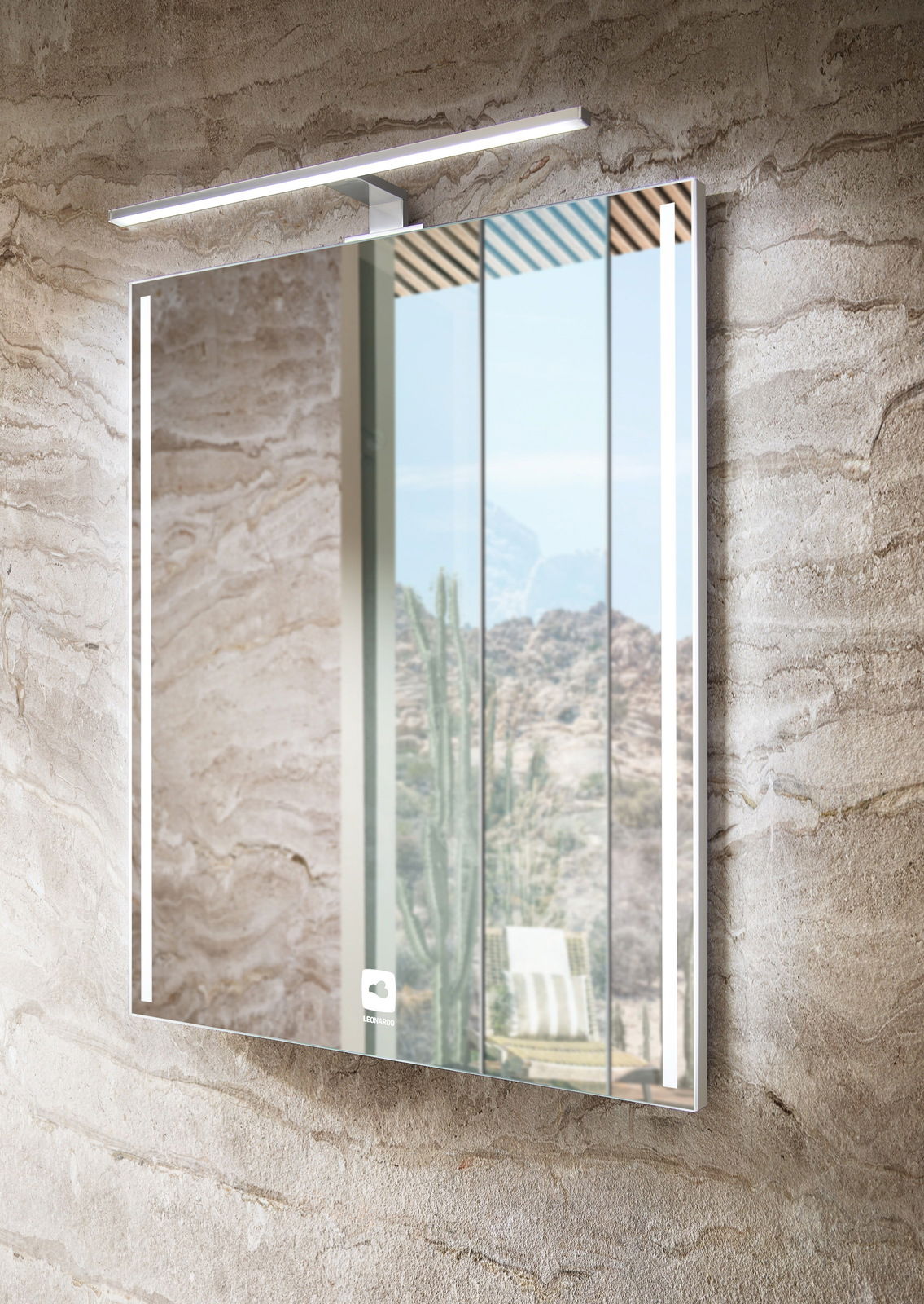 Spiegel mit LED-Beleuchtung an einer Steinwand, seitliche Perspektive