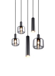 Moderne Pendelleuchte MATARO von Trio Leuchten mit fünf hängenden Lampenschirmen aus Glas und Metall, seitliche Perspektive