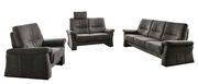 Dreiteiliges Sofa-Set in dunklem Stoff, bestehend aus einem 3,5-Sitzer, einem 2-Sitzer und einem Sessel mit Kopfstütze, seitliche Perspektive.