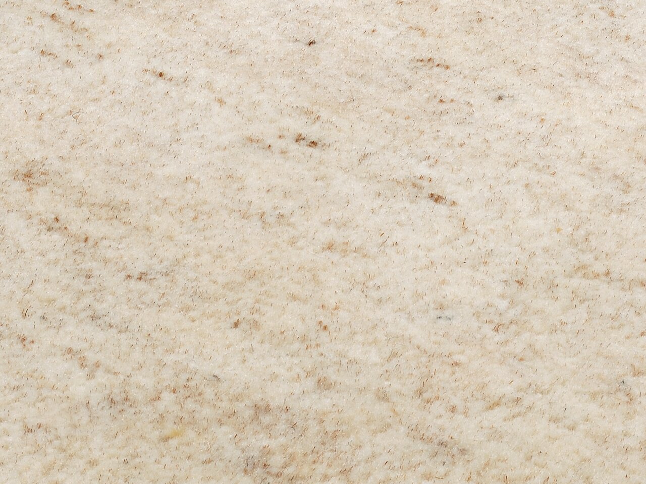 Nahaufnahme eines cremefarbenen Wollteppichs mit feiner Textur
