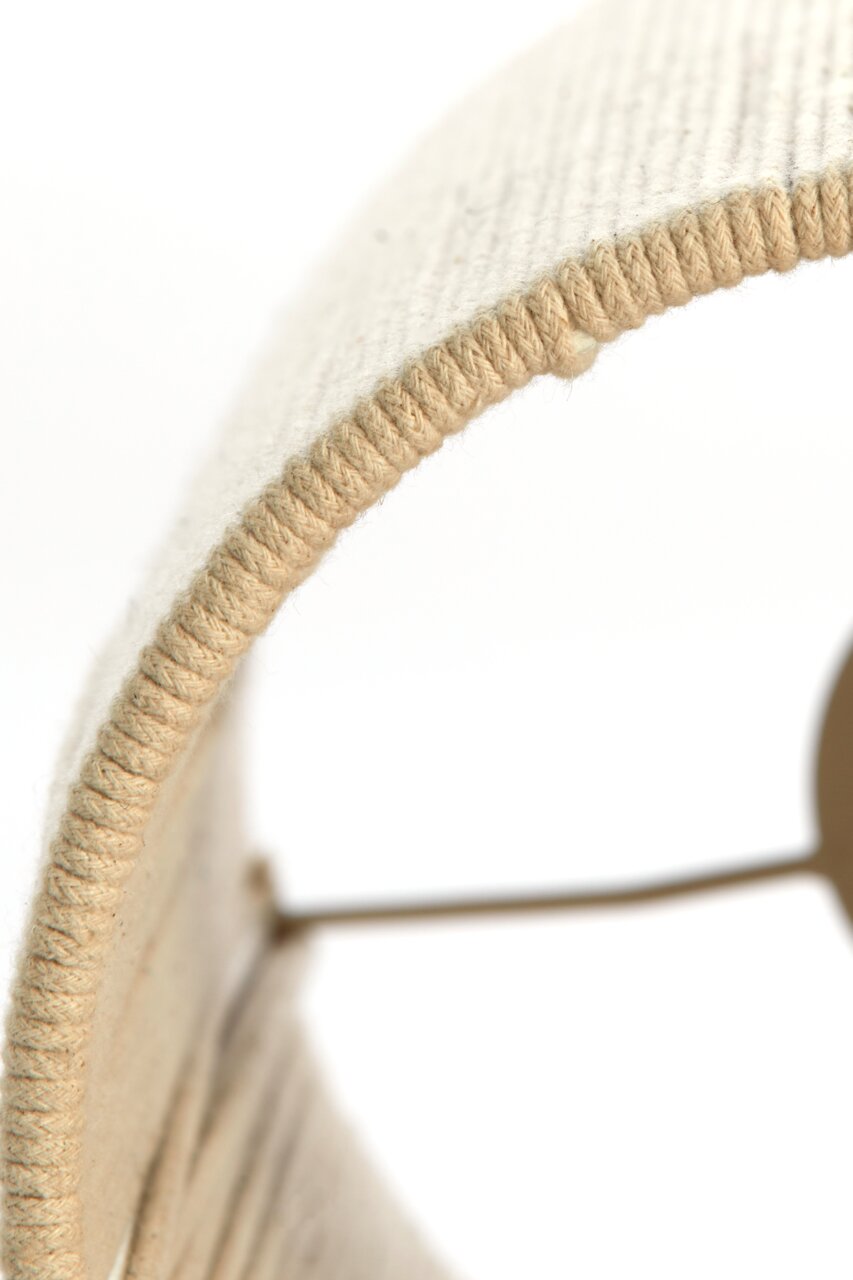 Nahaufnahme eines beigen Lampenschirms aus Stoff, seitliche Perspektive