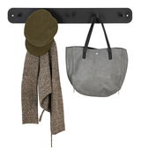 Schwarze Hakenleiste mit zwei Haken, an denen eine graue Tasche und ein beiger Schal mit grüner Mütze hängen, frontal betrachtet.