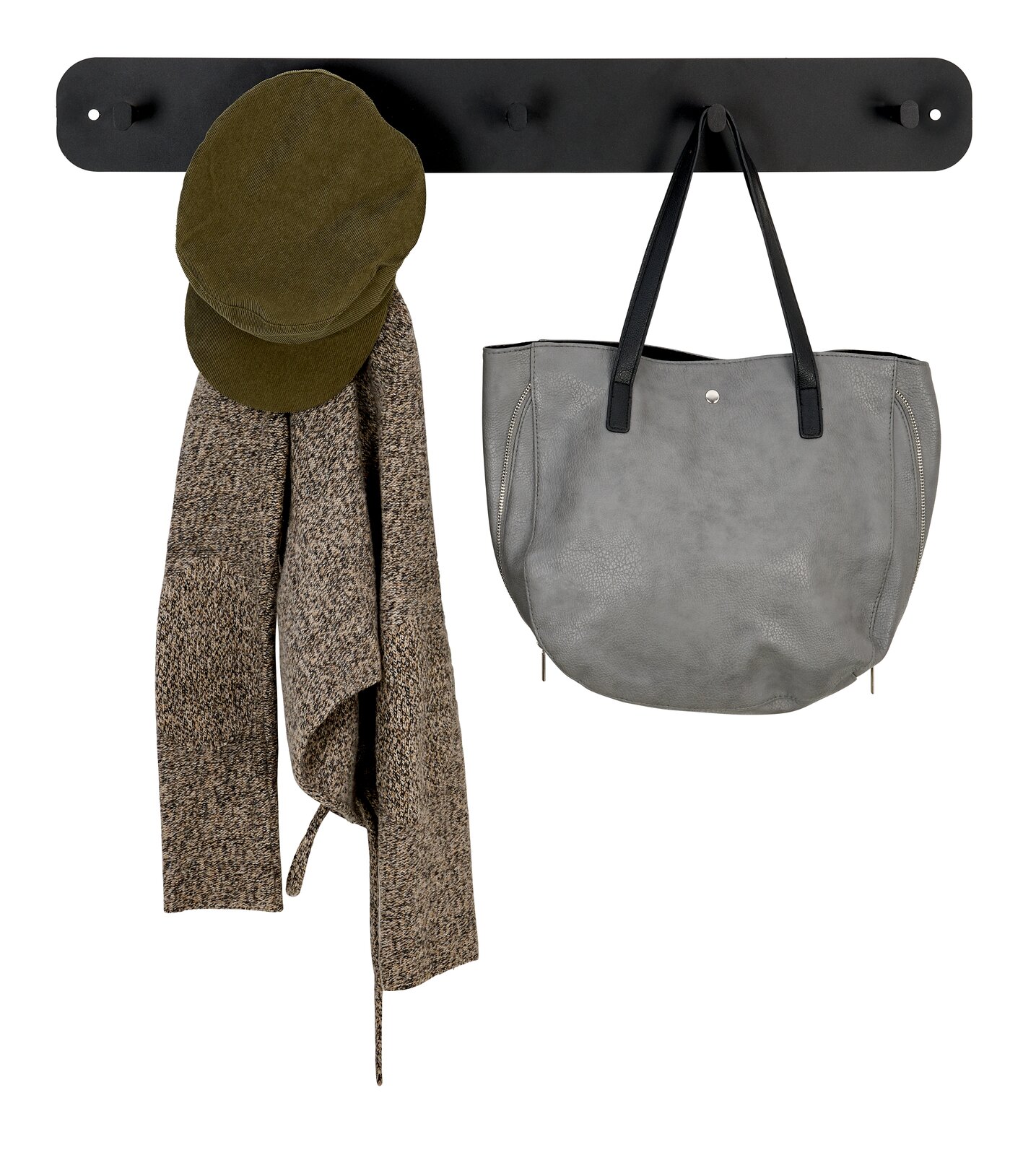 Schwarze Hakenleiste mit zwei Haken, an denen eine graue Tasche und ein beiger Schal mit grüner Mütze hängen, frontal betrachtet.