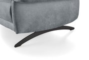 Nahaufnahme eines Sofafußes in modernem Design, seitliche Perspektive