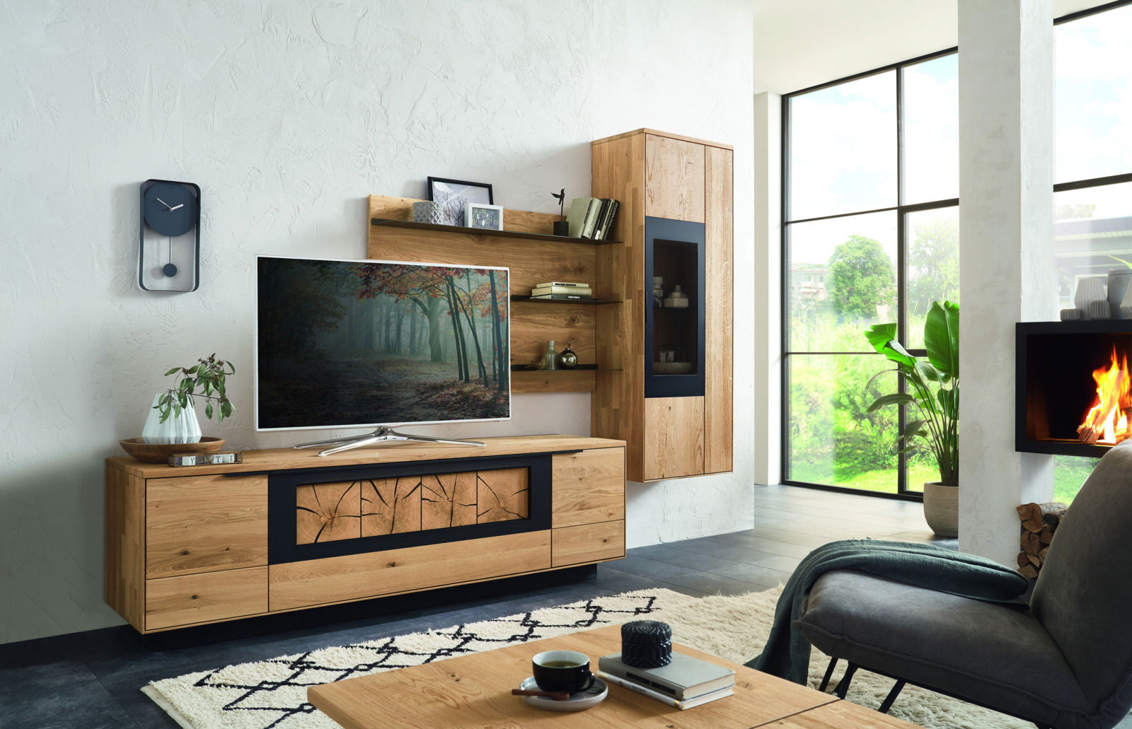 Moderne Wandkombination aus Holz mit TV-Schrank, Regalen und Vitrine in einem stilvollen Wohnzimmer, seitliche Perspektive.