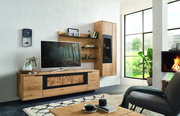 Moderne Wandkombination aus Holz mit TV-Schrank, Regalen und Vitrine in einem stilvollen Wohnzimmer, seitliche Perspektive.