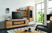Moderne houten wandopstelling met tv-kast, planken en vitrinekast in een stijlvolle woonkamer, gezien vanaf de zijkant.