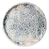 Pizzateller mit kunstvollem, mandalaartigem Muster in Blau- und Grüntönen, von oben betrachtet.