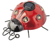Rote Solar-Insektenfigur aus Eisen in Marienkäferform mit Solarpanel auf der Oberseite, seitliche Perspektive