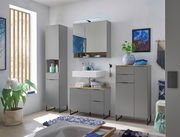 Modernes Badezimmer mit grauem Highboard, Waschbecken und Spiegel, seitliche Perspektive