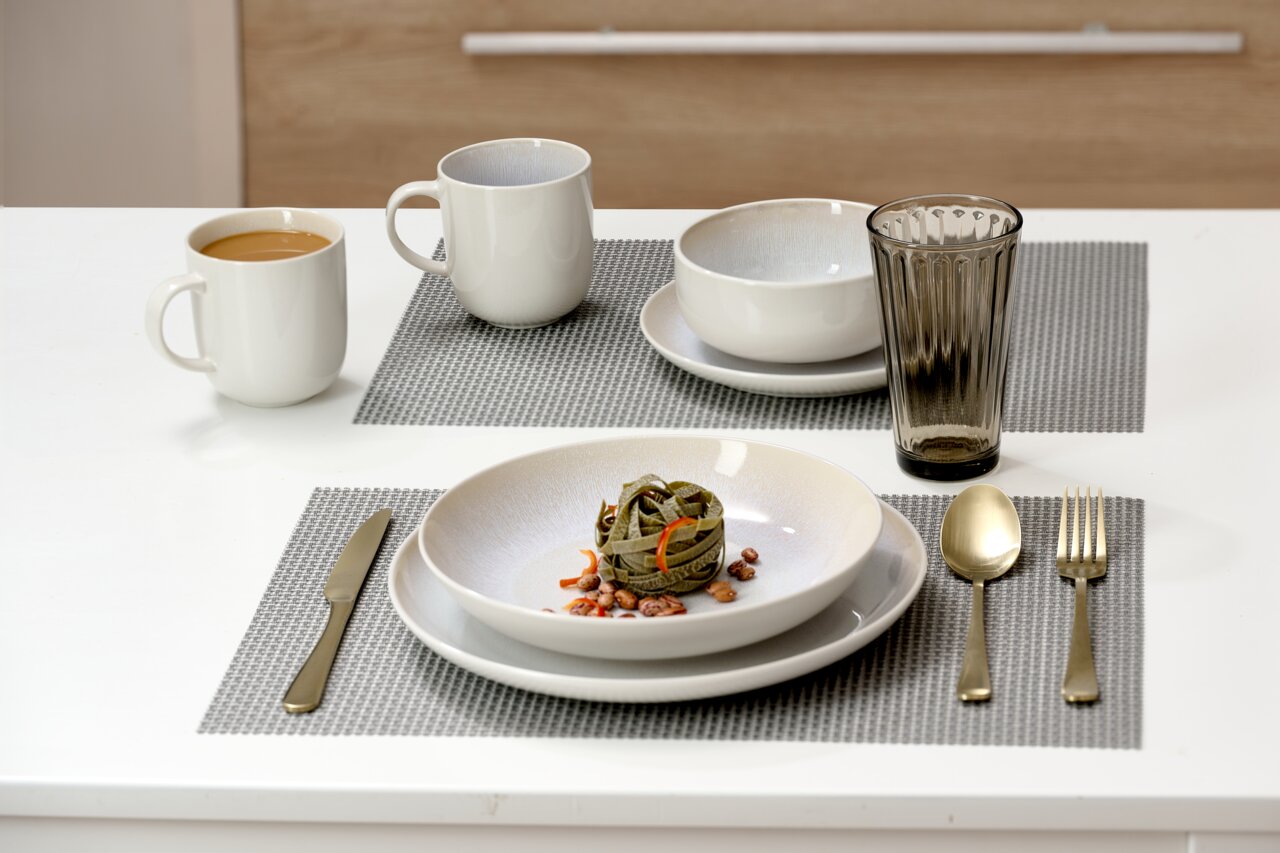 Ritzenhoff & Breker Suppenteller LAREDO Suppenteller Laredo 23cm auf einem gedeckten Tisch mit Besteck und Tasse, aus der Vogelperspektive fotografiert.