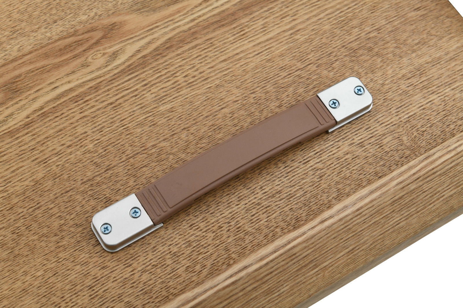 Nahaufnahme eines Holzgriffs auf einem Esstisch aus Holz, von oben betrachtet