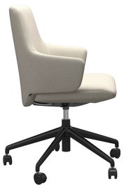 Seitenansicht eines beigen Home Office Sessels mit schwarzen Rollen und einem stabilen schwarzen Fuß.