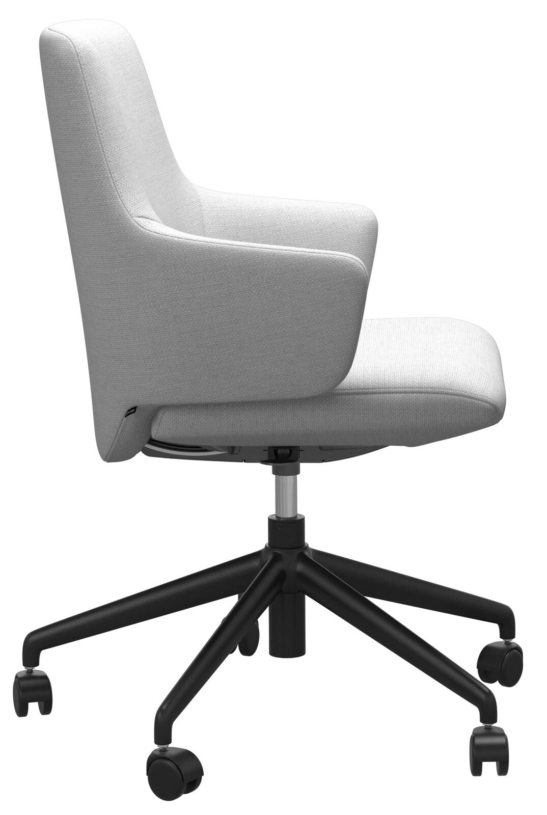 Seitenansicht eines beigen Home Office Sessels mit schwarzen Rollen und einem stabilen schwarzen Fuß.