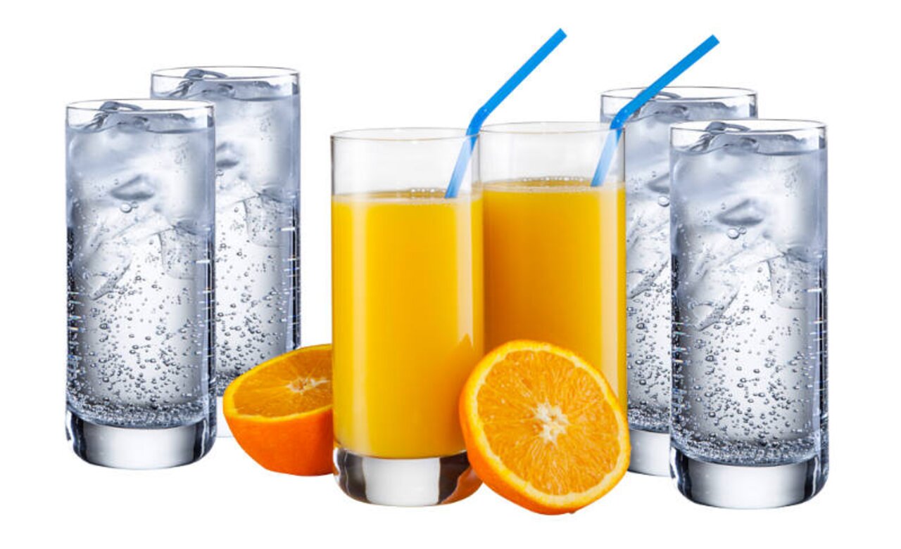 Zesdelige glazenset "Convention" met vier glazen gevuld met water en ijsblokjes en twee glazen met sinaasappelsap en blauwe rietjes, gezien van voren.