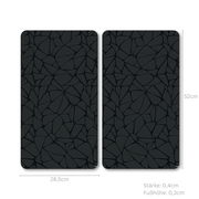 Zwei schwarze Multi-Glasschneideplatten mit geometrischem Muster, Abmessungen 28,5 cm x 52 cm, Stärke 0,4 cm, Fußhöhe 0,3 cm, aus der Vogelperspektive.