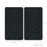 Zwei schwarze Multi-Glasschneideplatten mit geometrischem Muster, Abmessungen 28,5 cm x 52 cm, Stärke 0,4 cm, Fußhöhe 0,3 cm, aus der Vogelperspektive.