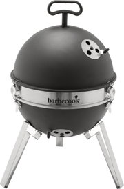 Schwarzer Kugelgrill von barbecook mit Edelstahlband, Lüftungsschiebern und drei Metallbeinen, freigestellt auf weißem Hintergrund, Frontansicht leicht von oben