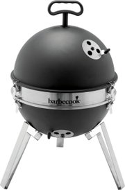 Zwarte bolbarbecue van barbecook met roestvrijstalen band, ventilatieschuiven en drie metalen poten, vrijstaand op een witte achtergrond, vooraanzicht licht van bovenaf