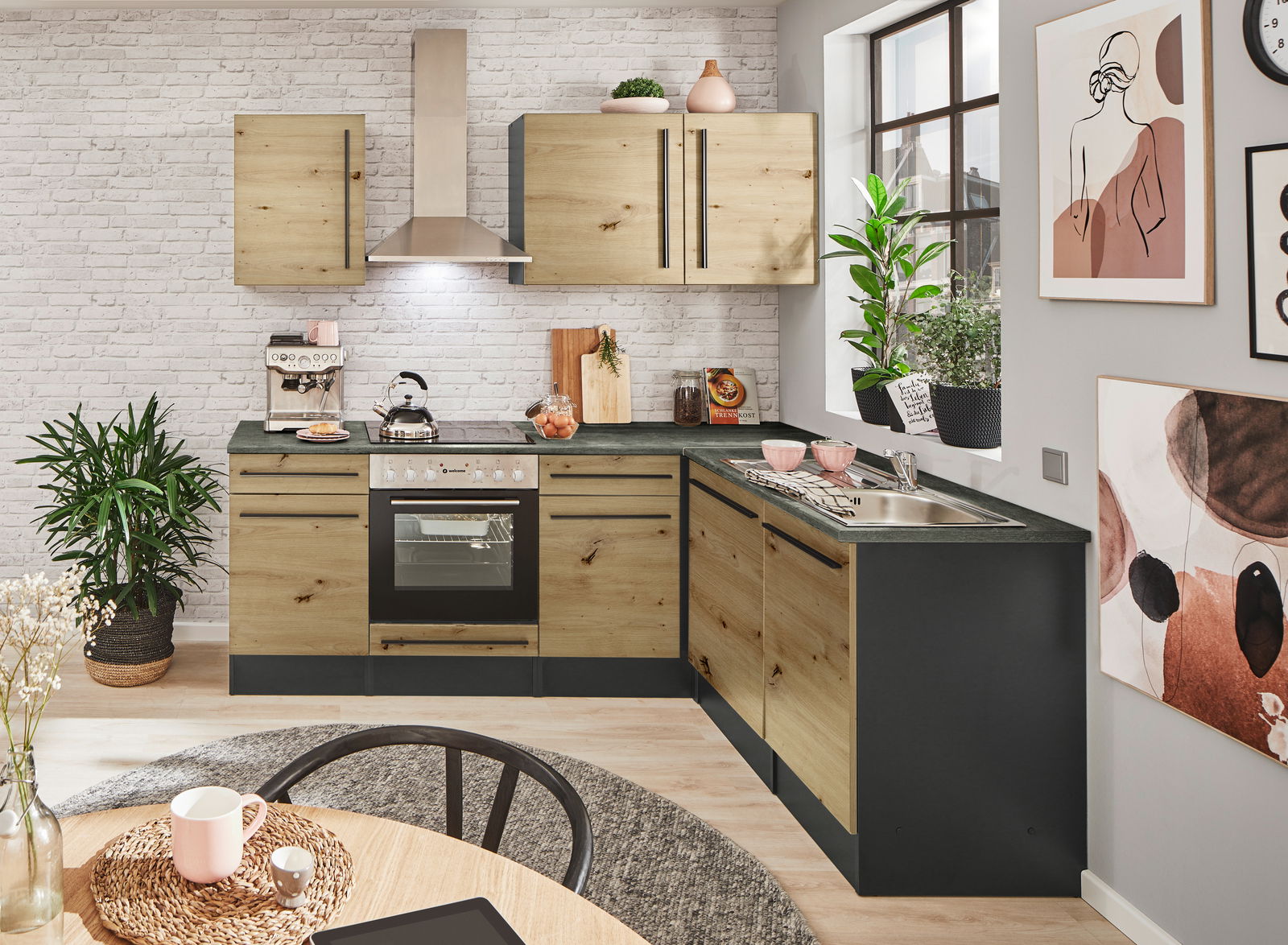 Moderne Küche mit Eckunterschrank in Holzoptik, Blick von vorne