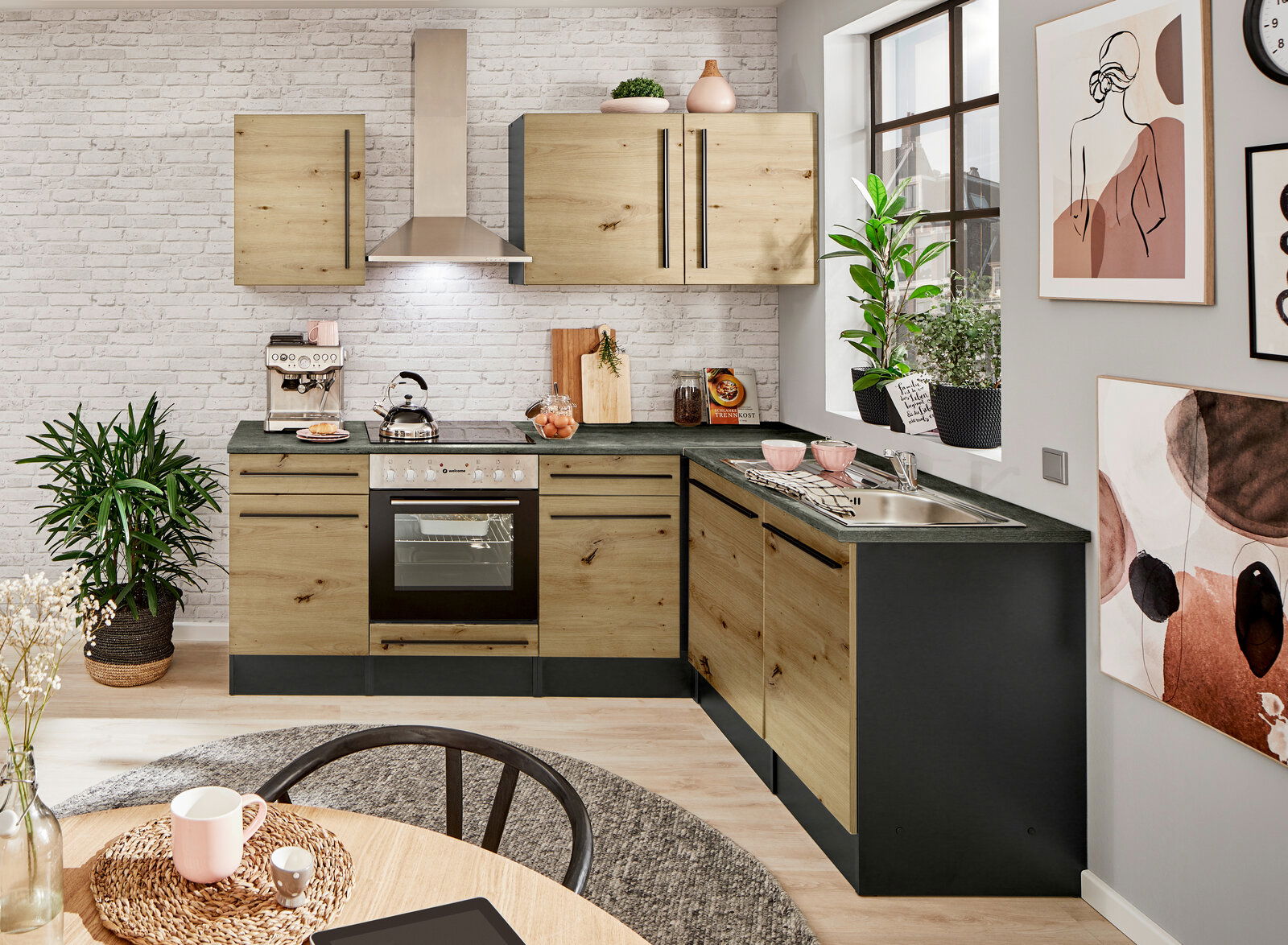 Moderne Küche mit Eckunterschrank in Holzoptik, Blick von vorne