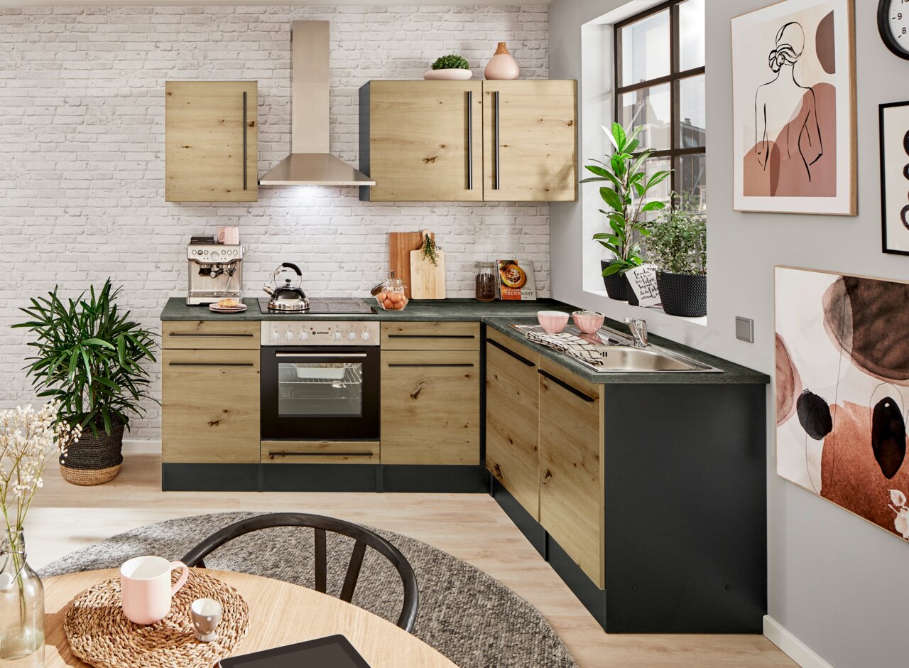 Moderne Küche mit Eckunterschrank in Holzoptik, Blick von vorne