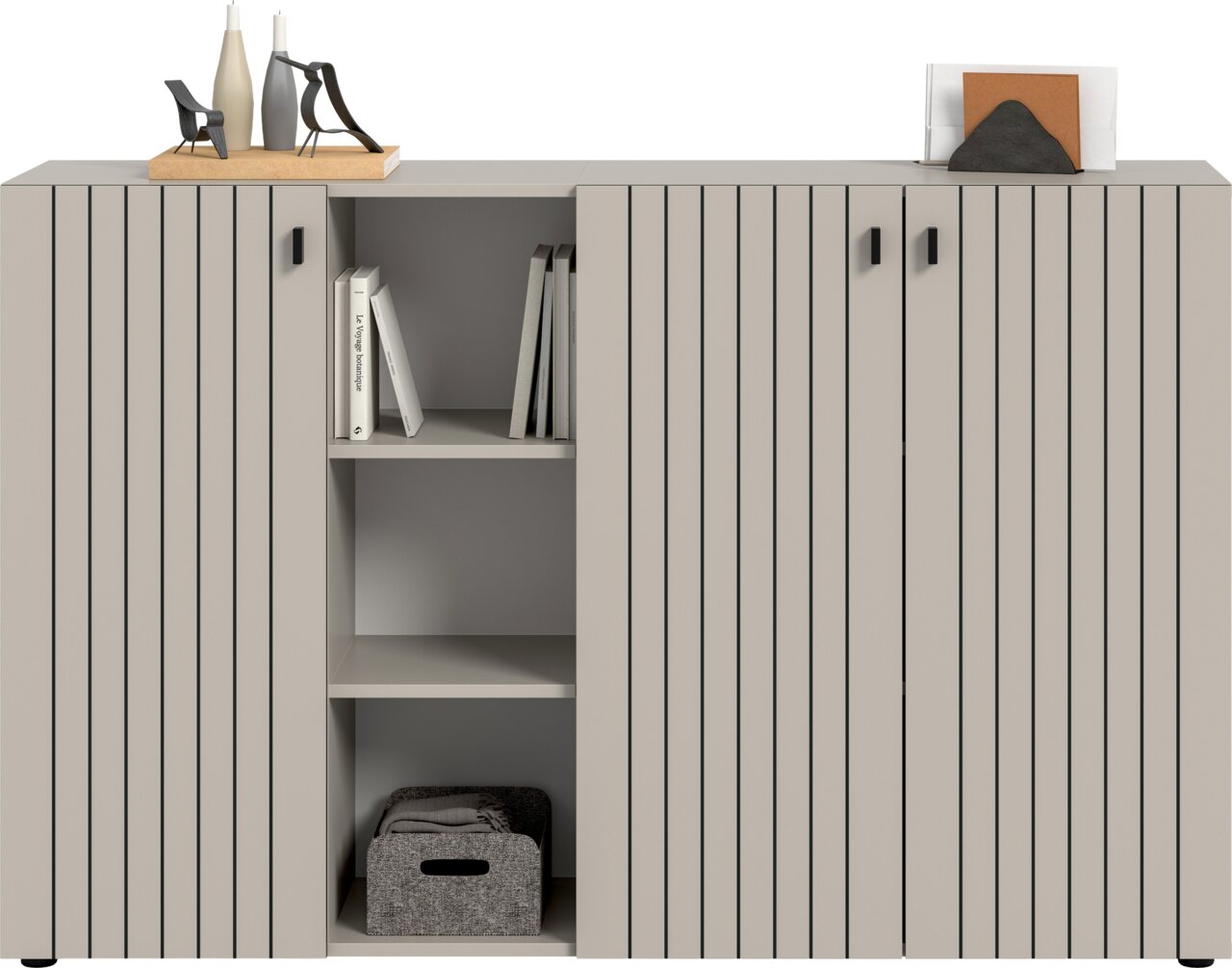 Modernes Sideboard in Hellgrau mit vertikaler Rillenoptik und schwarzen Griffen, mittigem offenen Regal mit Büchern und Stoffbox, dekoriert mit Vasen und Briefständer; Frontansicht.