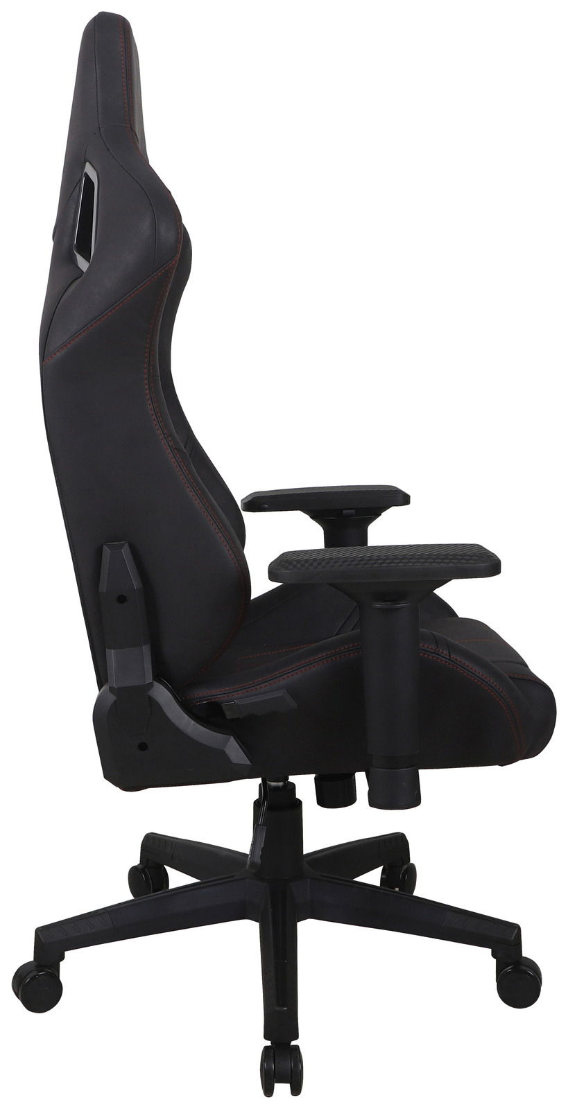 Seitliche Ansicht eines Gaming Stuhls mit ergonomischem Design, schwarzem Bezug und roten Nähten.