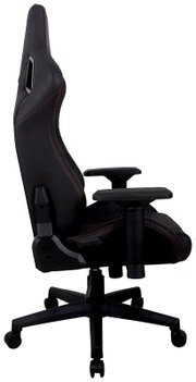 Zijaanzicht van een gamingstoel met een ergonomisch ontwerp, zwarte bekleding en rode stiksels.