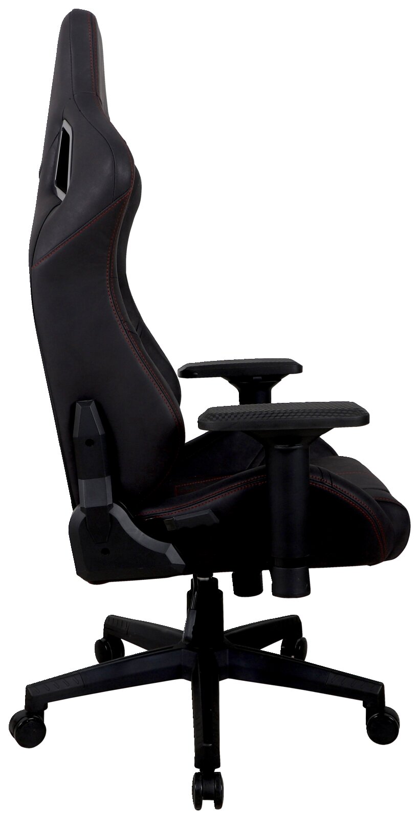 Zijaanzicht van een gamingstoel met een ergonomisch ontwerp, zwarte bekleding en rode stiksels.