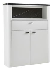 Weißes Highboard mit schwarzer Marmorplatte und offenen Fächern, frontale Perspektive