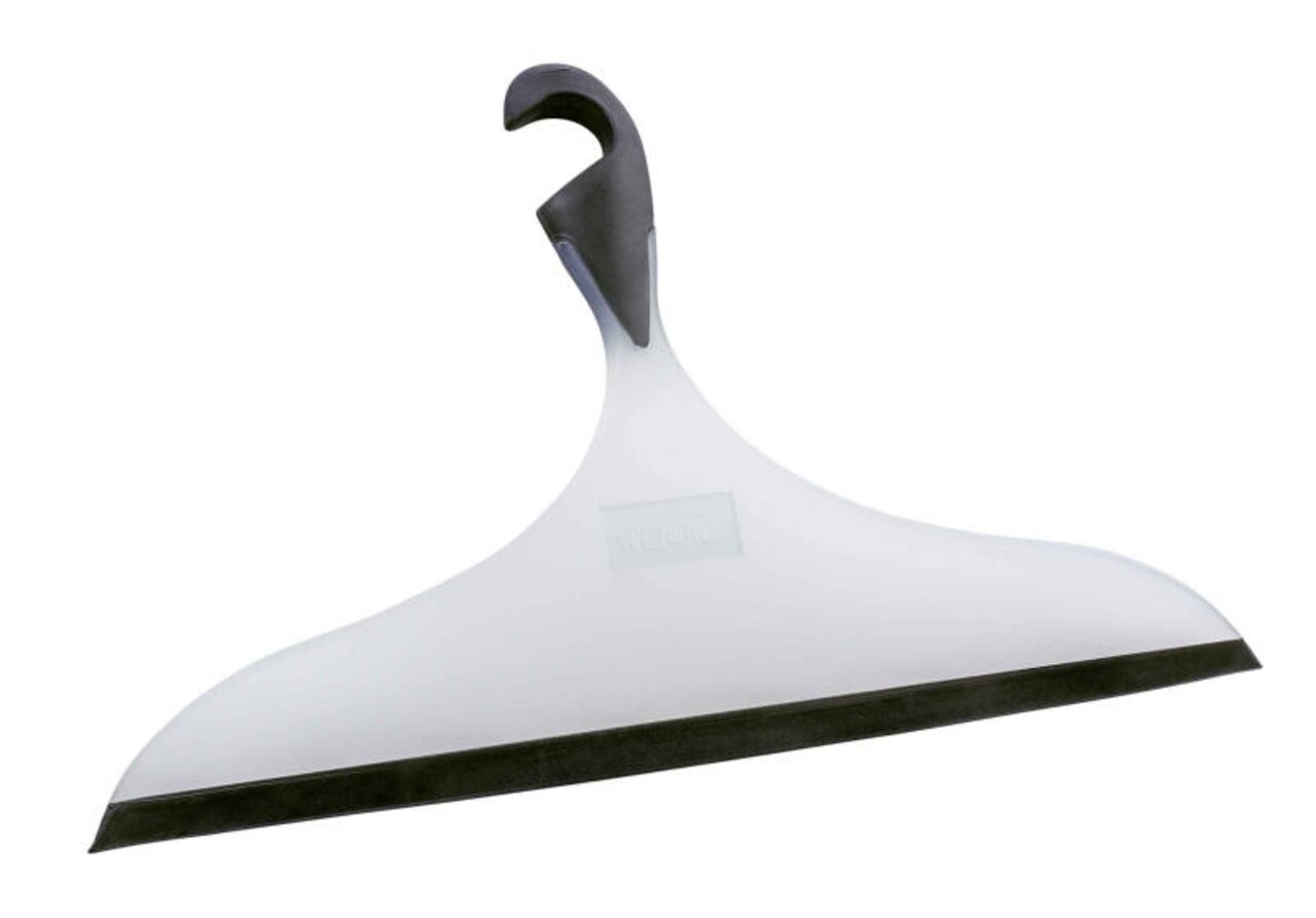 Vooraanzicht van een universele ruitenwisser met brede rubberen lip en ergonomische handgreep.