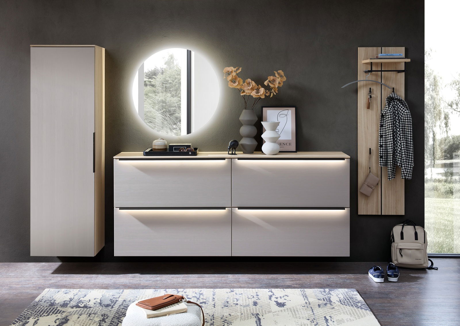 Voleo Garderoben-Kombination 5-tlg. STARLIGHT Moderne Garderoben-Kombination in heller Holzoptik, bestehend aus einem hohen Schrank, einer Kommode mit Schubladen und einem Wandpaneel mit Haken. Perspektive: Frontalansicht.