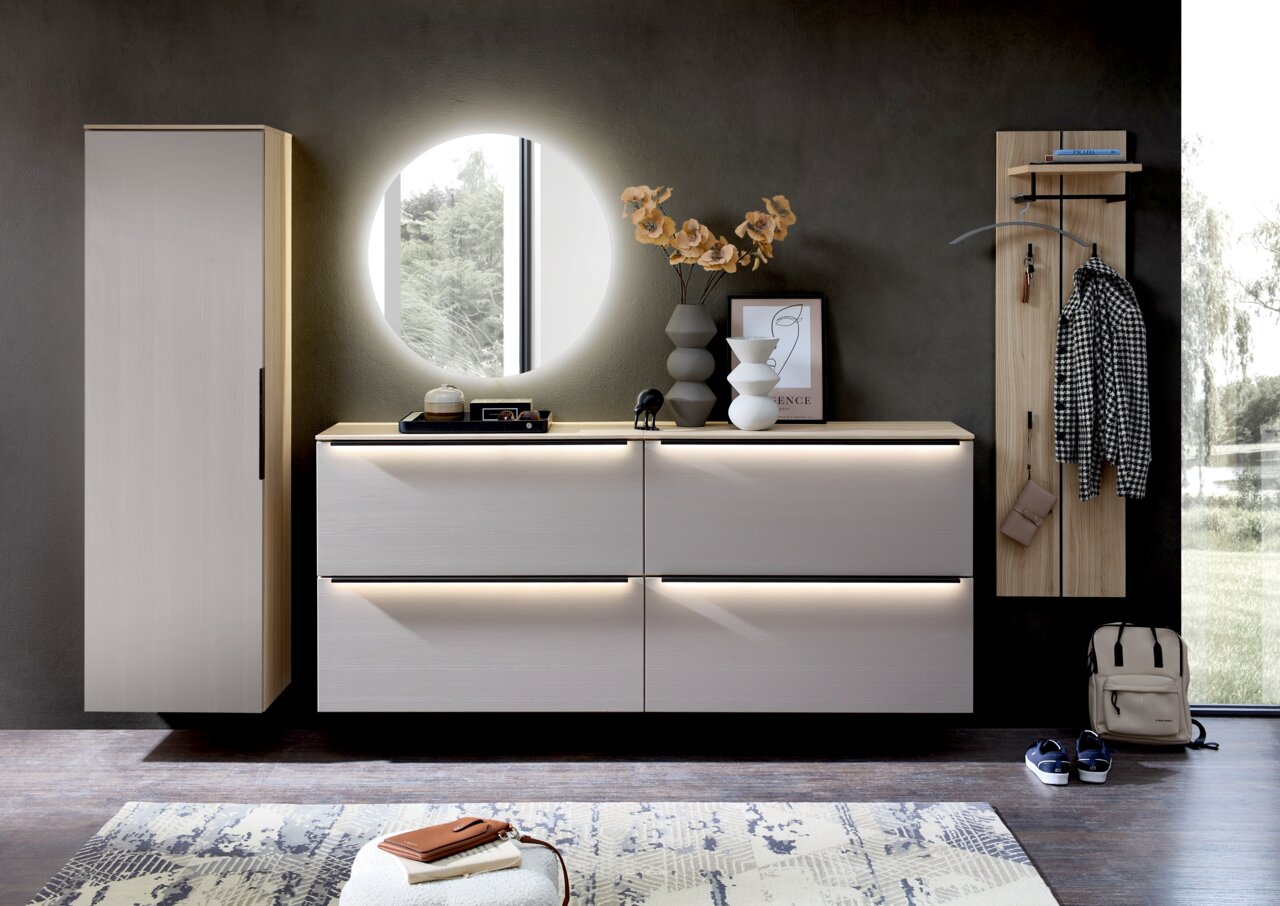 Voleo Garderoben-Kombination 5-tlg. STARLIGHT Moderne Garderoben-Kombination in heller Holzoptik, bestehend aus einem hohen Schrank, einer Kommode mit Schubladen und einem Wandpaneel mit Haken. Perspektive: Frontalansicht.