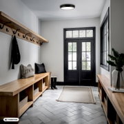 Moderne hal met zwarte dubbele voordeur met glas, houten bank en kapstok met haken, gezien in frontaal perspectief vanaf ooghoogte richting de ingang