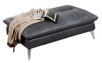 StepOne Hocker, wie ausgestellt, BRENTFORD Grauer rechteckiger Hocker mit silbernen Beinen, darauf liegt eine Decke und ein aufgeschlagenes Buch, seitliche Perspektive