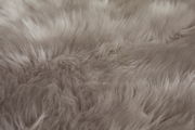 Nahaufnahme eines weichen, grauen Schaffells mit flauschiger Textur.