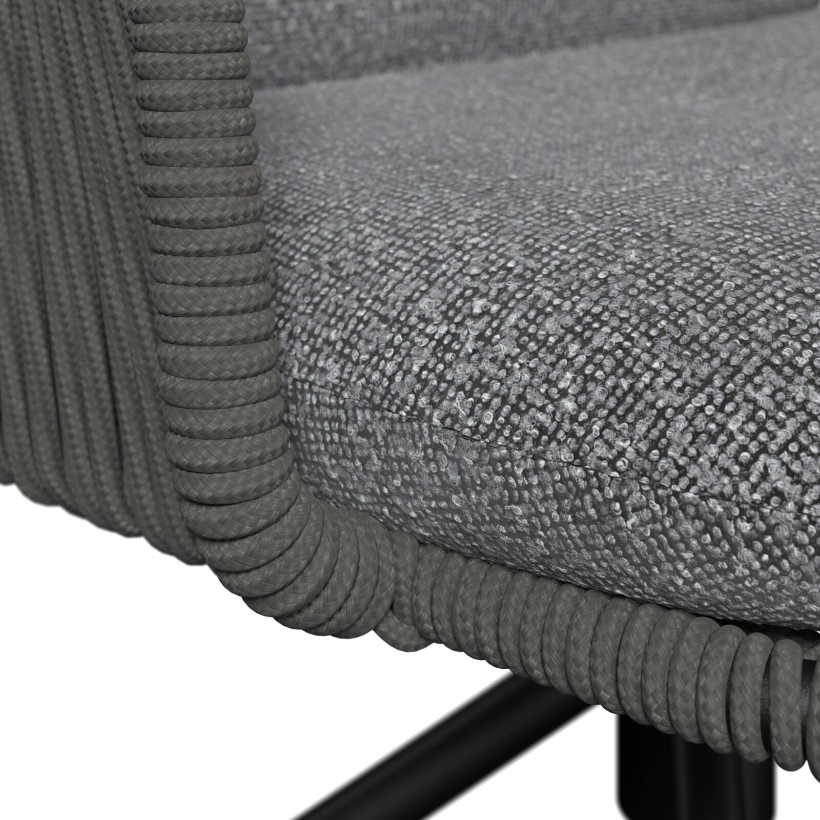 Detailaufnahme eines grauen Polsterkissens mit strukturierter Oberfläche und umlaufender, geflochtener Kordel an einem Rattan-/Geflechtmöbel, perspektivisch schräg von oben auf die Sitzkante