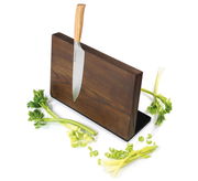 Magnet-Messerblock aus Holz mit einem Messer, umgeben von geschnittenem Sellerie, seitliche Perspektive