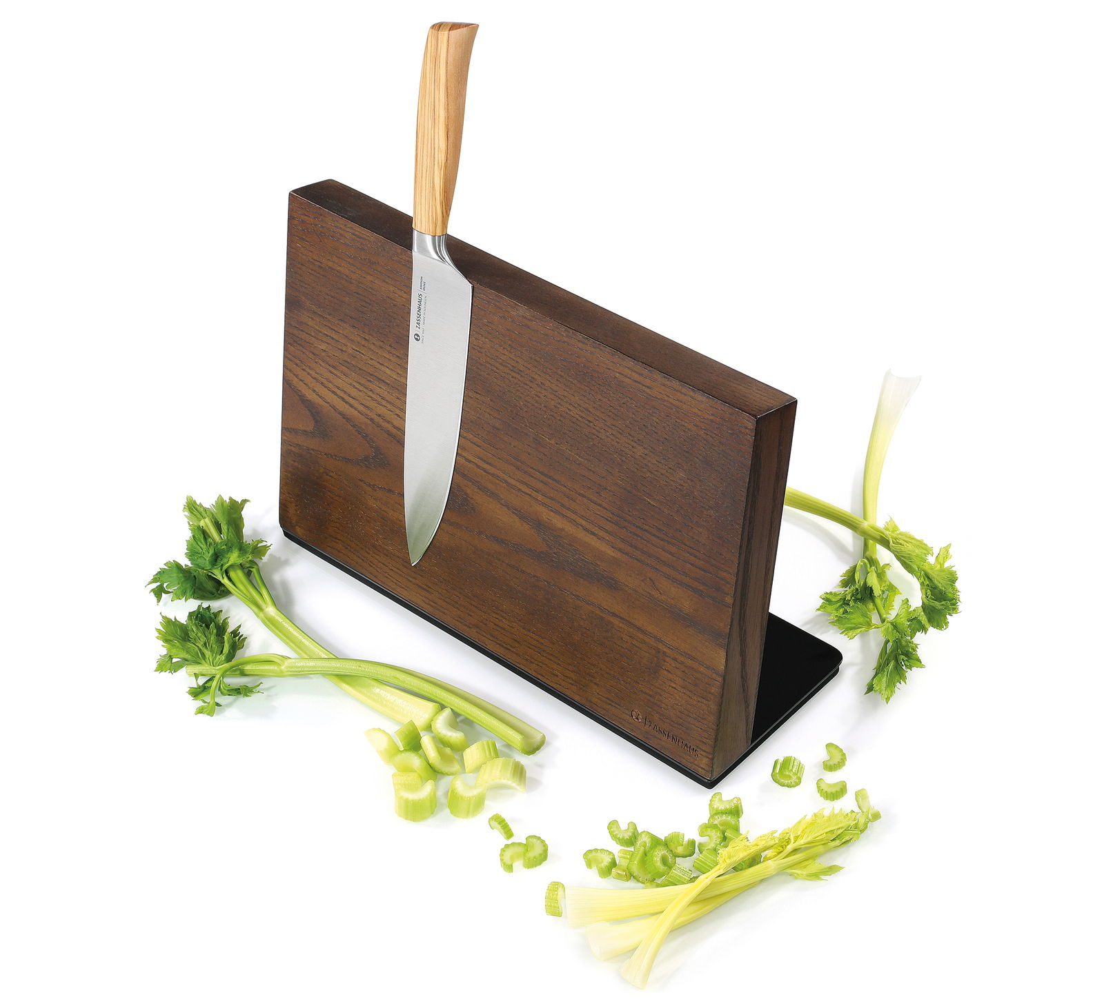 Magnet-Messerblock aus Holz mit einem Messer, umgeben von geschnittenem Sellerie, seitliche Perspektive