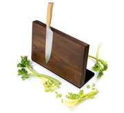 Magnet-Messerblock aus Holz mit einem Messer, umgeben von geschnittenem Sellerie, seitliche Perspektive