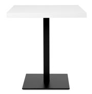 Moderner Esstisch mit weißer quadratischer Tischplatte und schwarzem Metallfuß, Frontalansicht